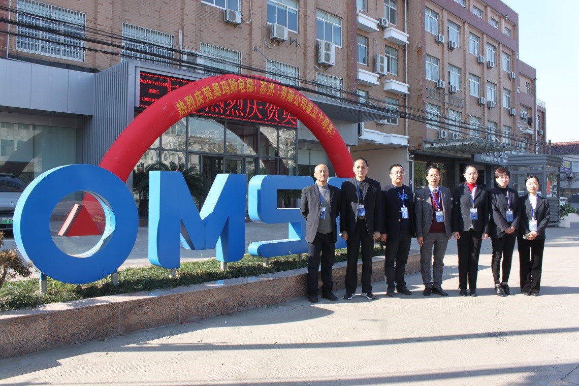 工作10年的乐鱼注册-乐鱼（中国）员工合影留念